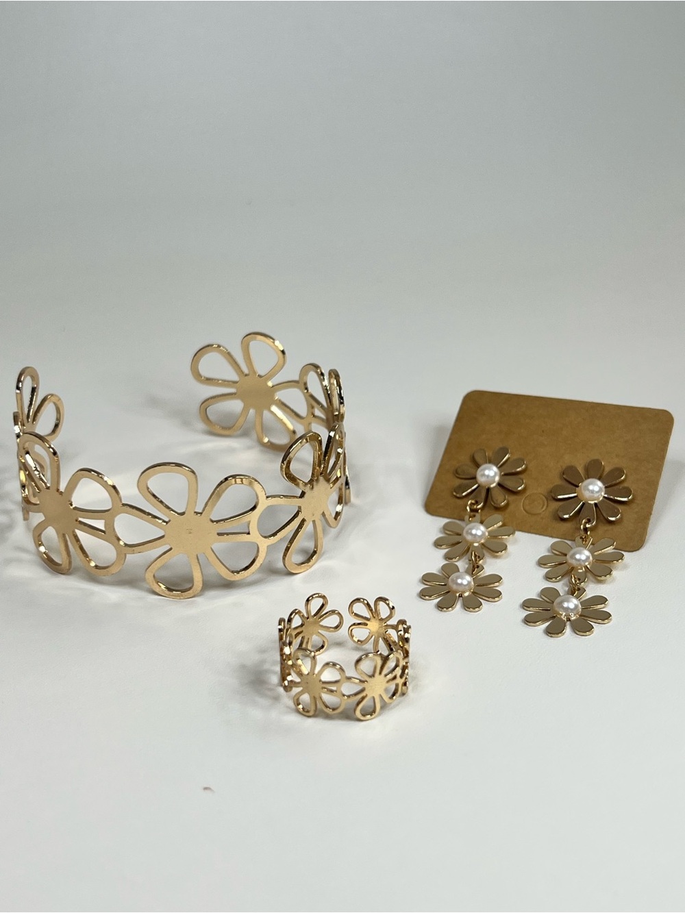 Gold tone Daisy Motif Cuff Adjustable ring Danggling Faux pearl jewelry set